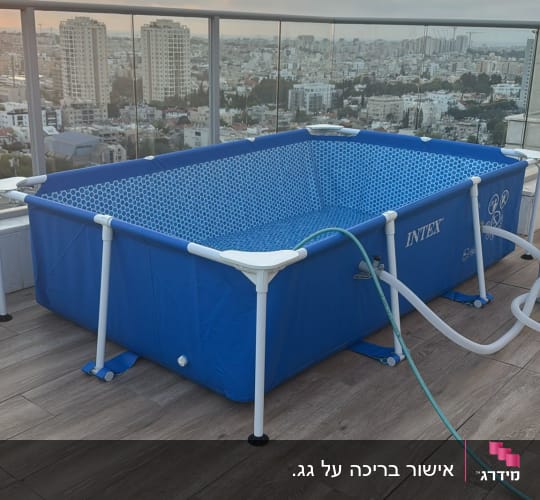 בריכה מתנפחת על גג עם נוף עירוני